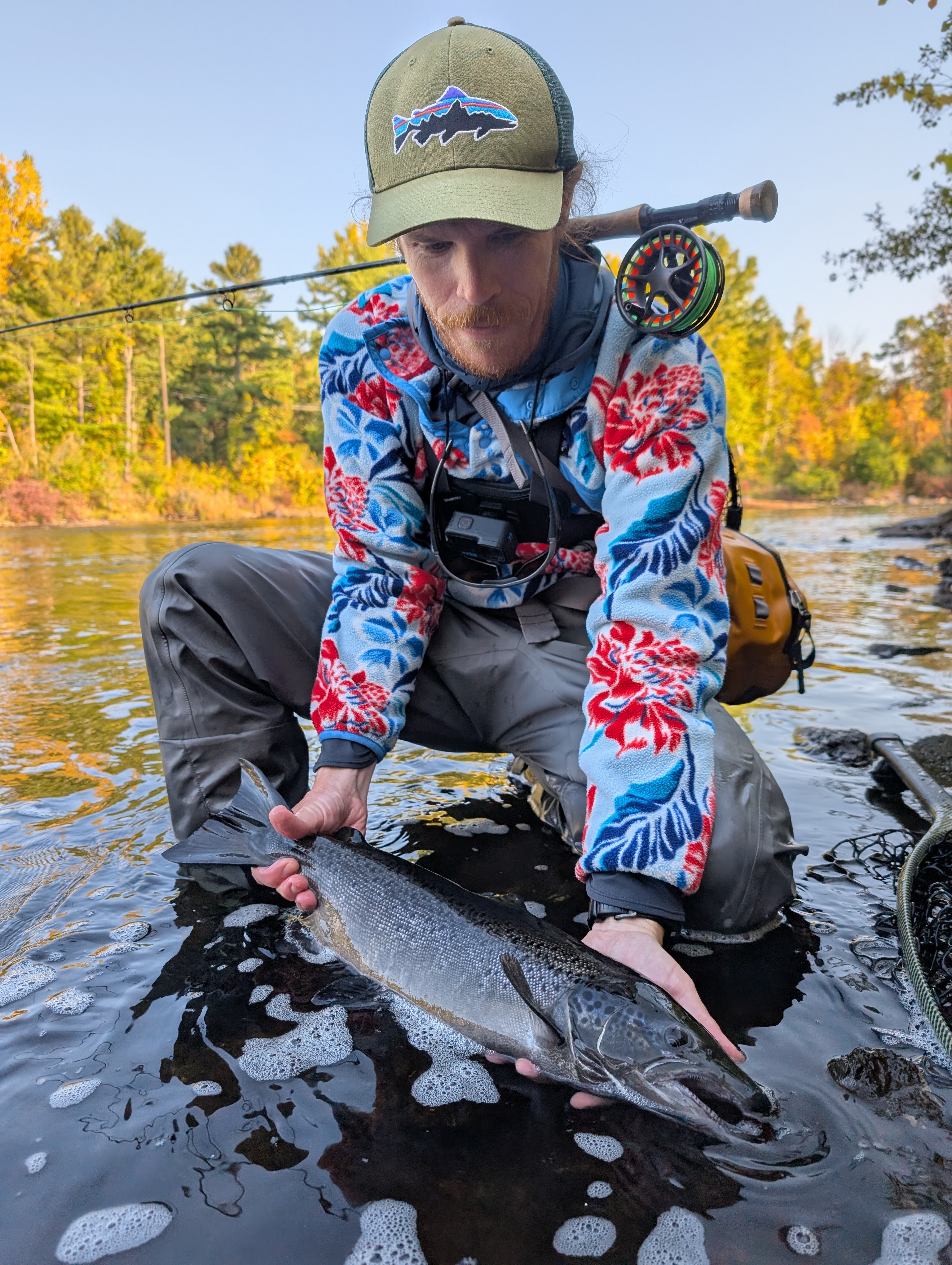 Bateau à la dérive sur un grand lac