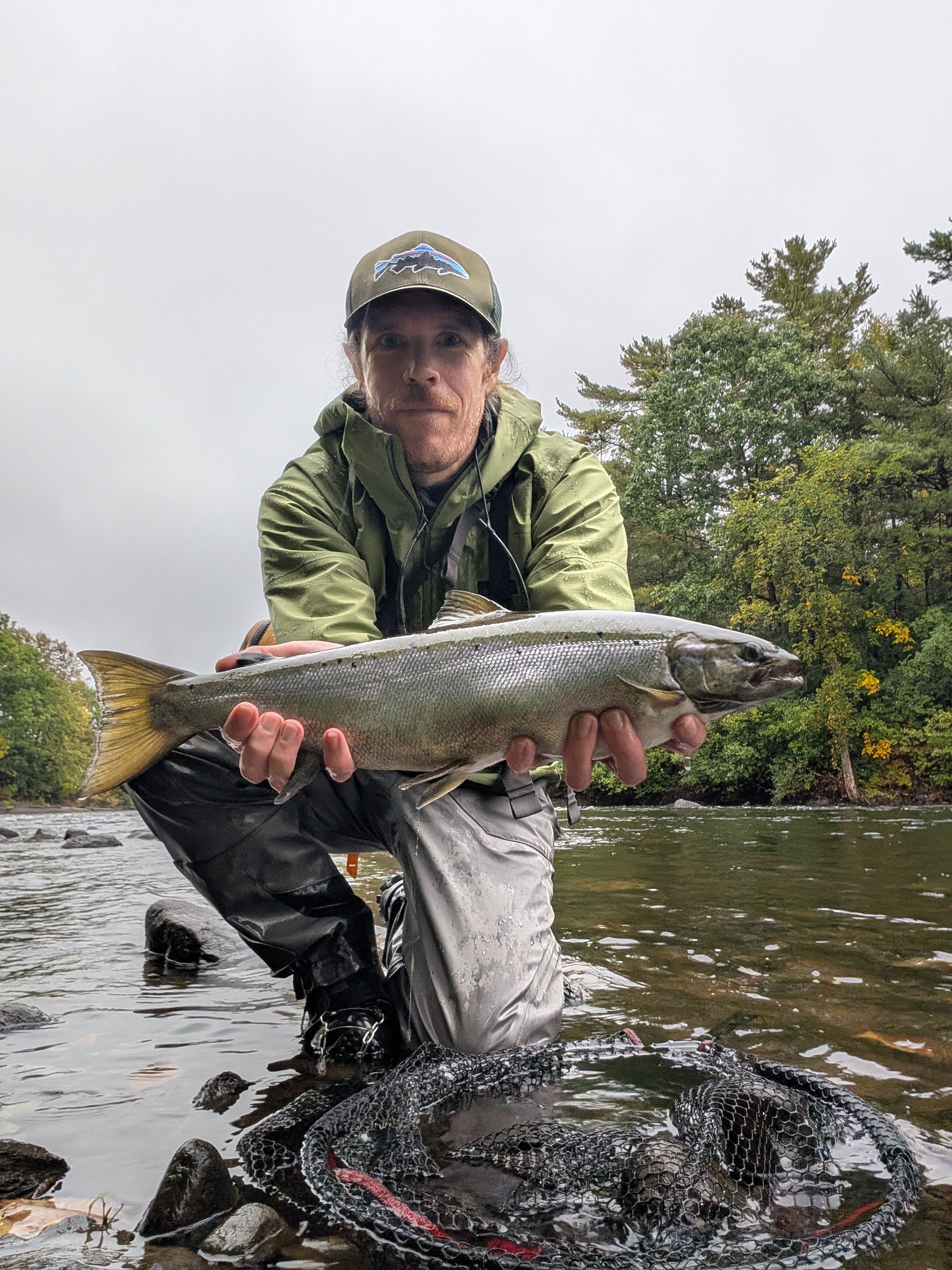 Pêcheur lançant sa soie depuis la berge